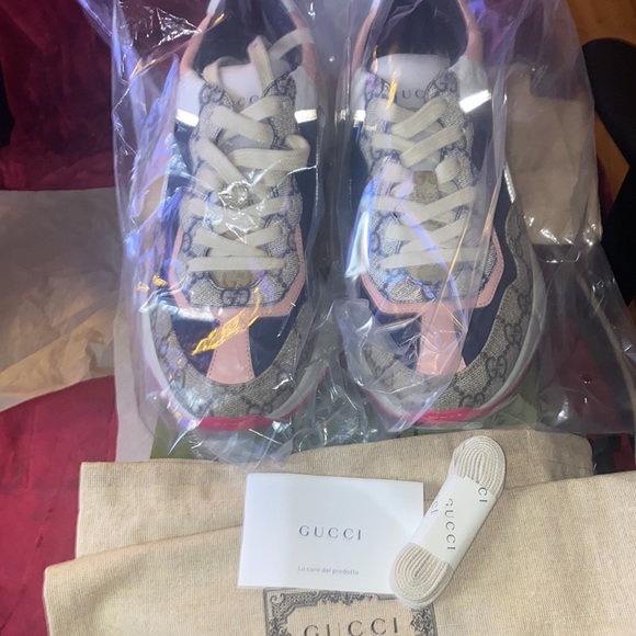 Bought shoes for female friend and they can’t fit. Brand new never worn. - Picture 4 of 4